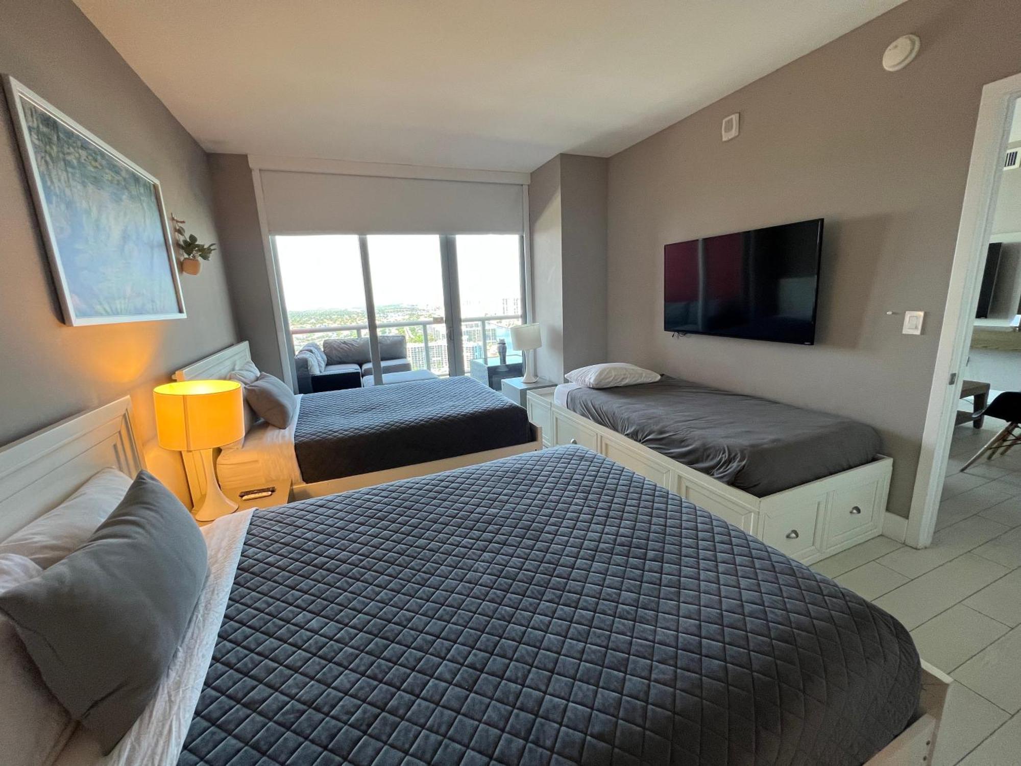 Mvr Apartments At Beachwalk Resort Plaja Hallandale Exterior foto
