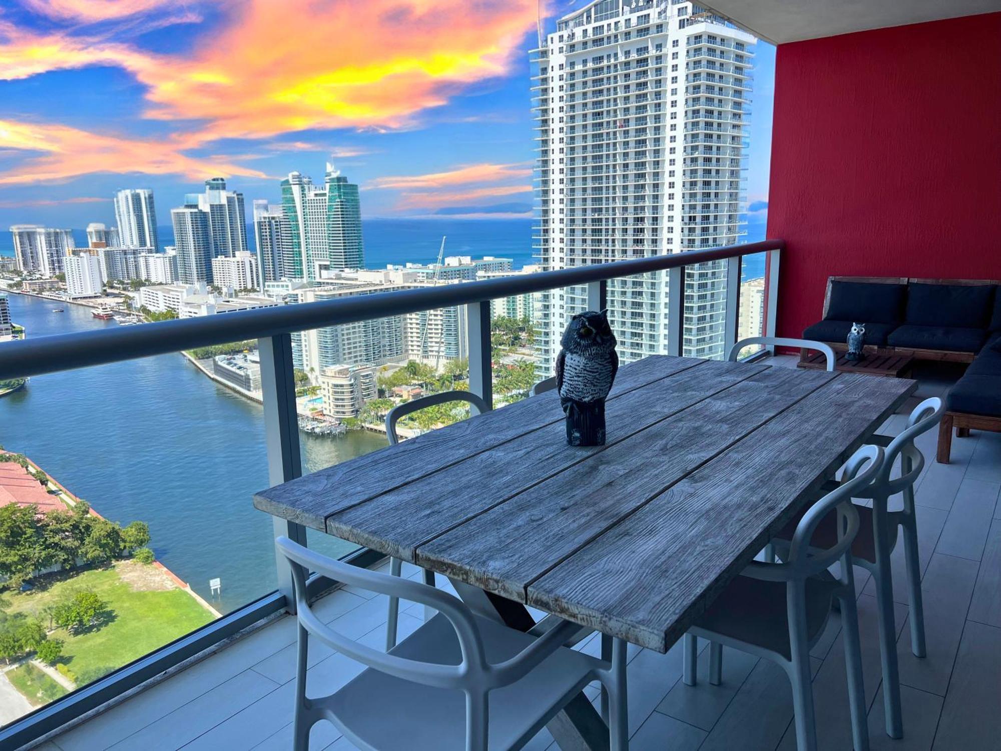 Mvr Apartments At Beachwalk Resort Plaja Hallandale Exterior foto