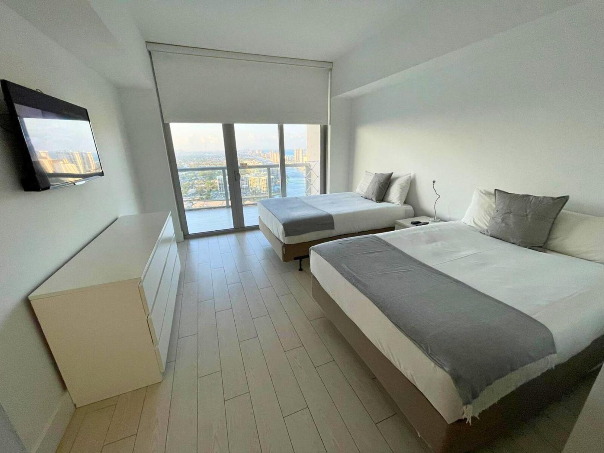 Mvr Apartments At Beachwalk Resort Plaja Hallandale Exterior foto