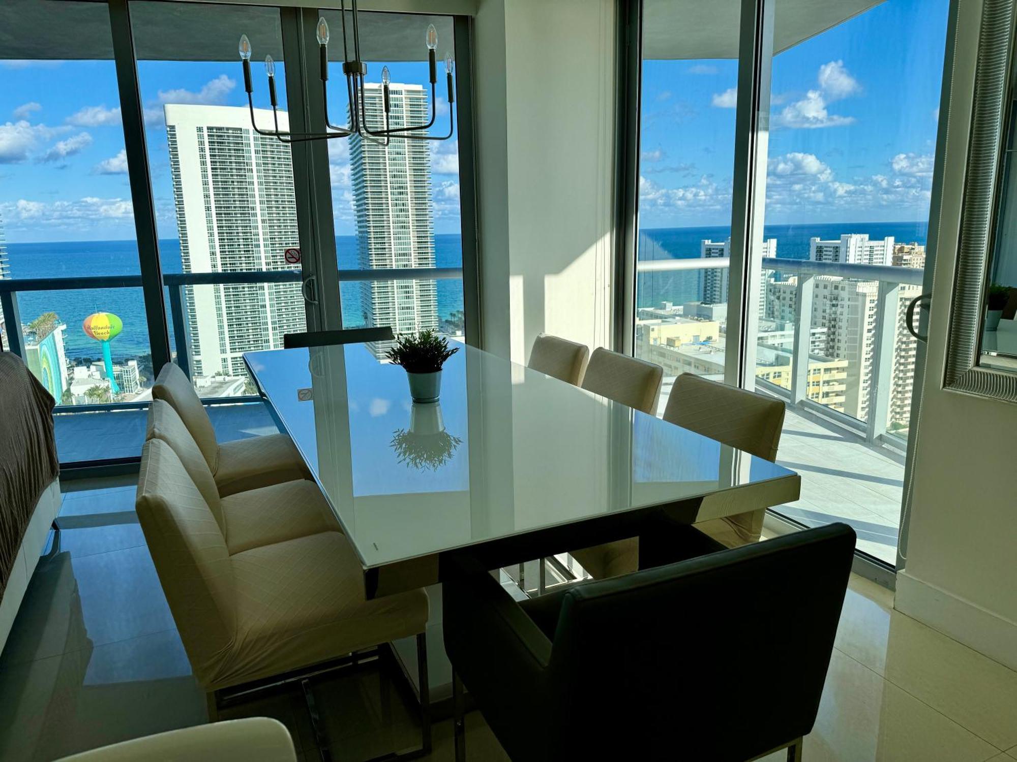 Mvr Apartments At Beachwalk Resort Plaja Hallandale Exterior foto