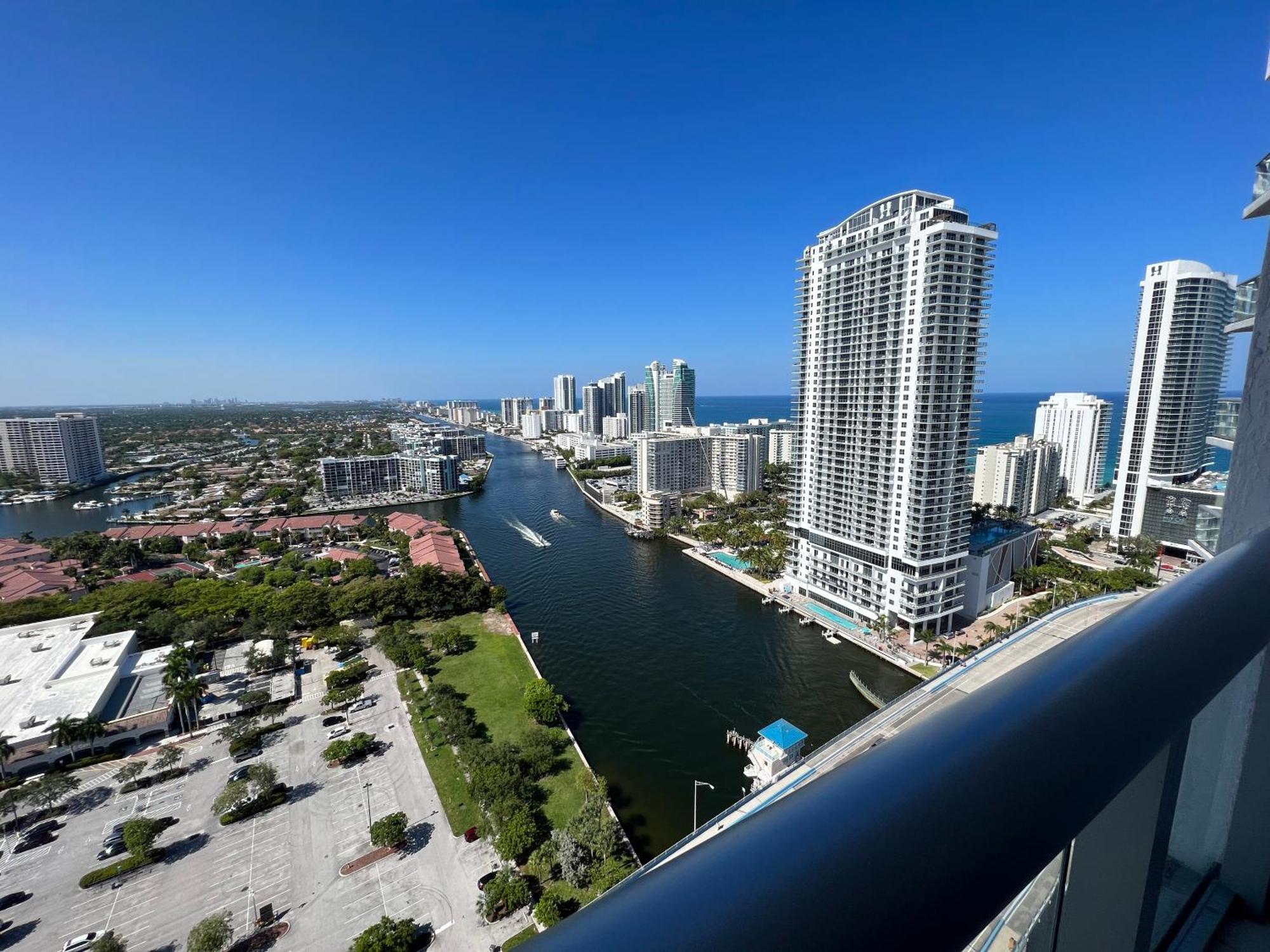 Mvr Apartments At Beachwalk Resort Plaja Hallandale Exterior foto