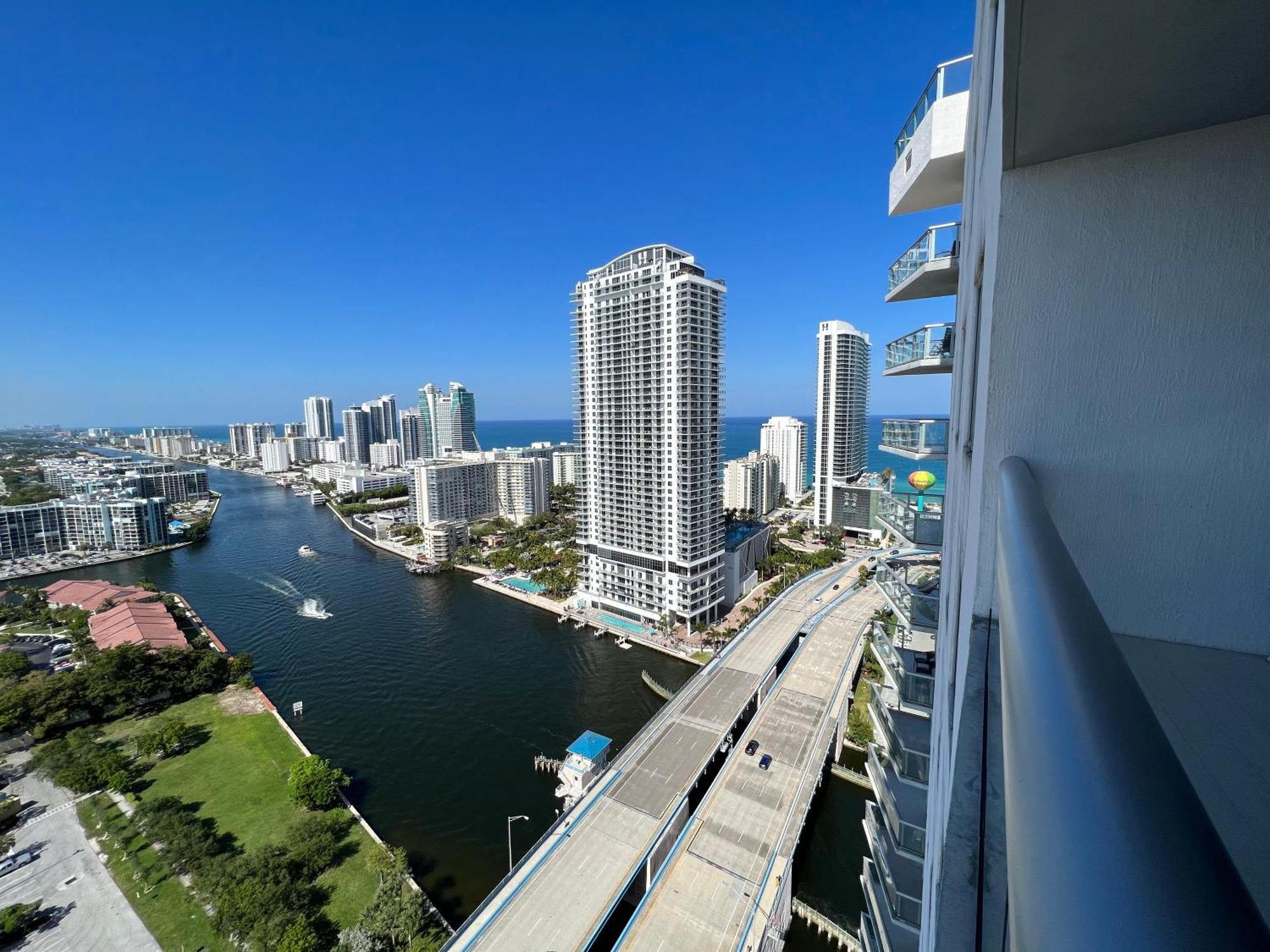Mvr Apartments At Beachwalk Resort Plaja Hallandale Exterior foto