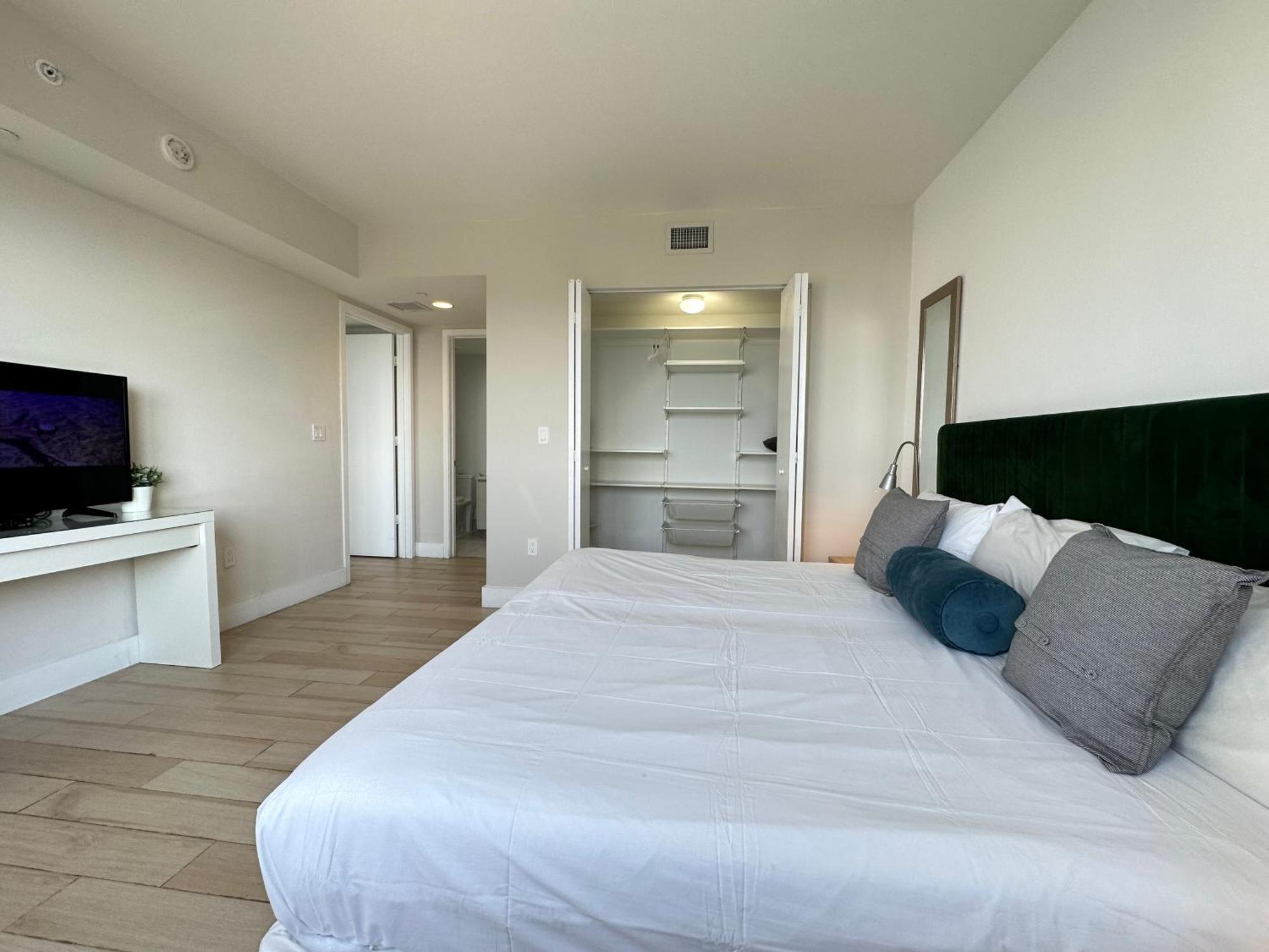 Mvr Apartments At Beachwalk Resort Plaja Hallandale Exterior foto