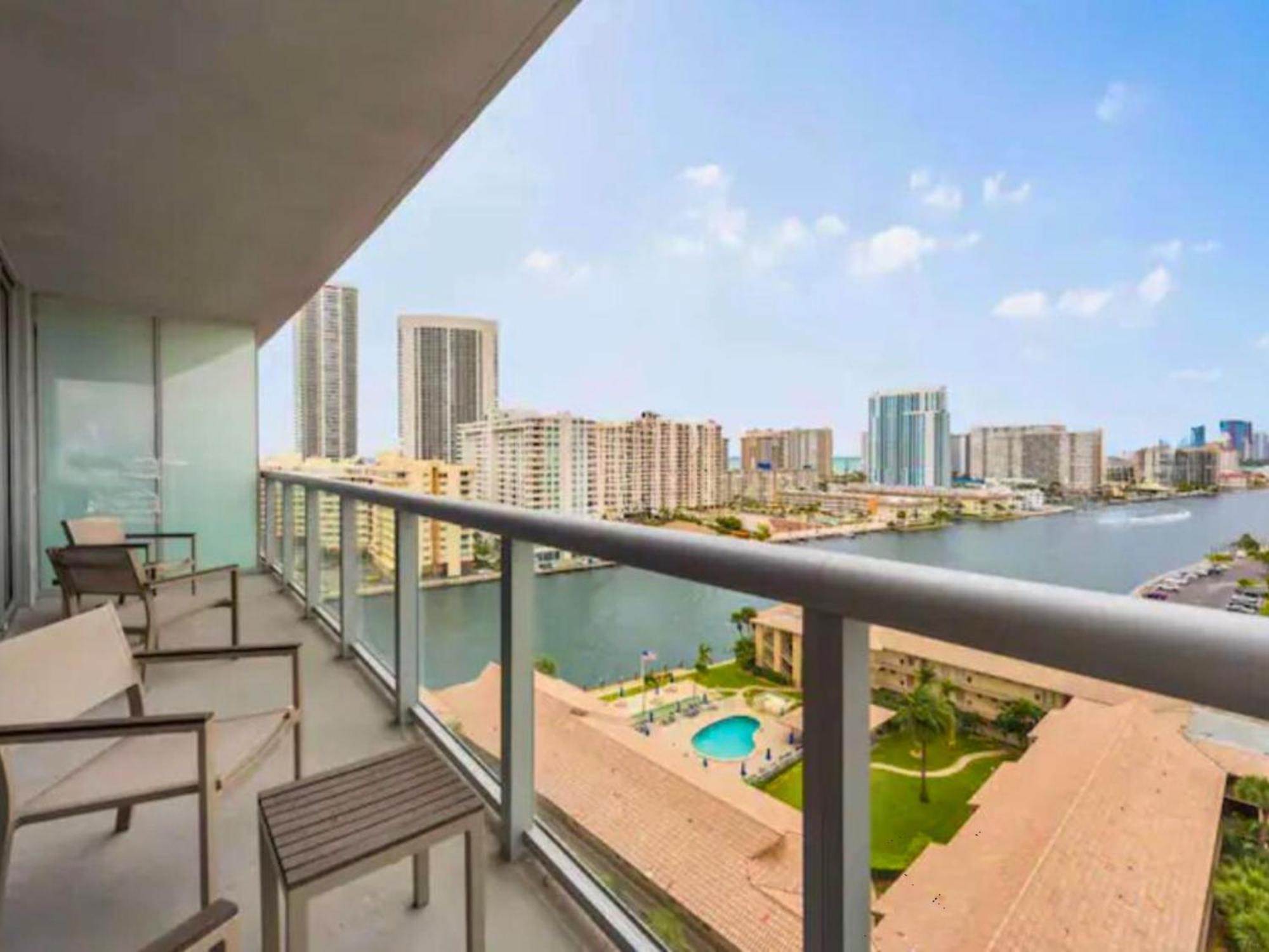 Mvr Apartments At Beachwalk Resort Plaja Hallandale Exterior foto