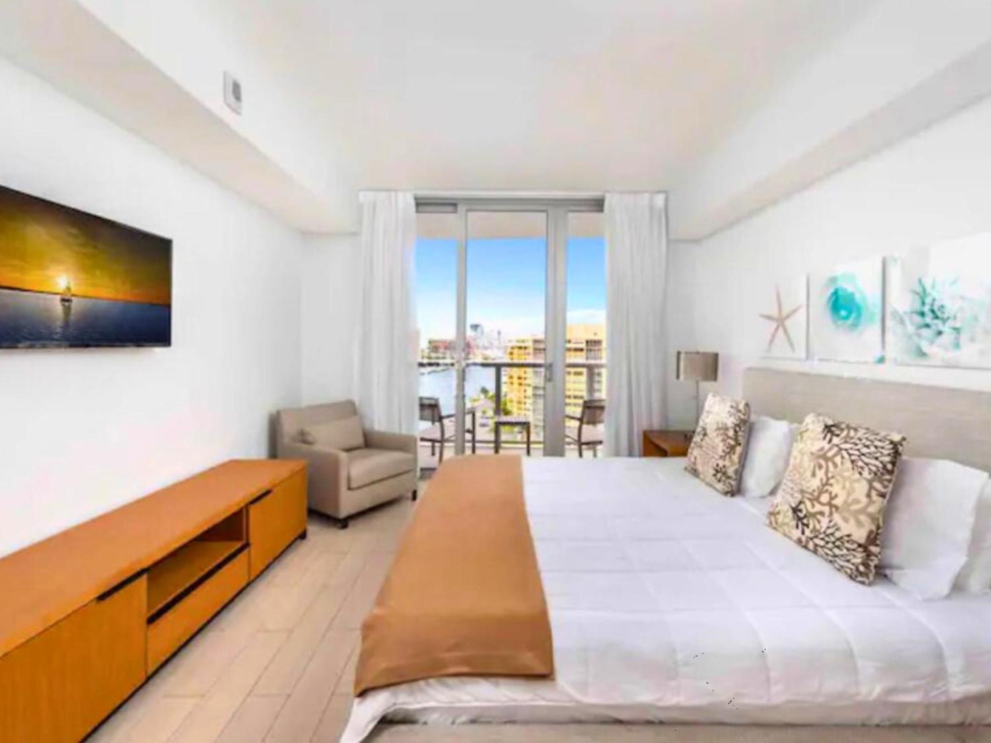 Mvr Apartments At Beachwalk Resort Plaja Hallandale Exterior foto