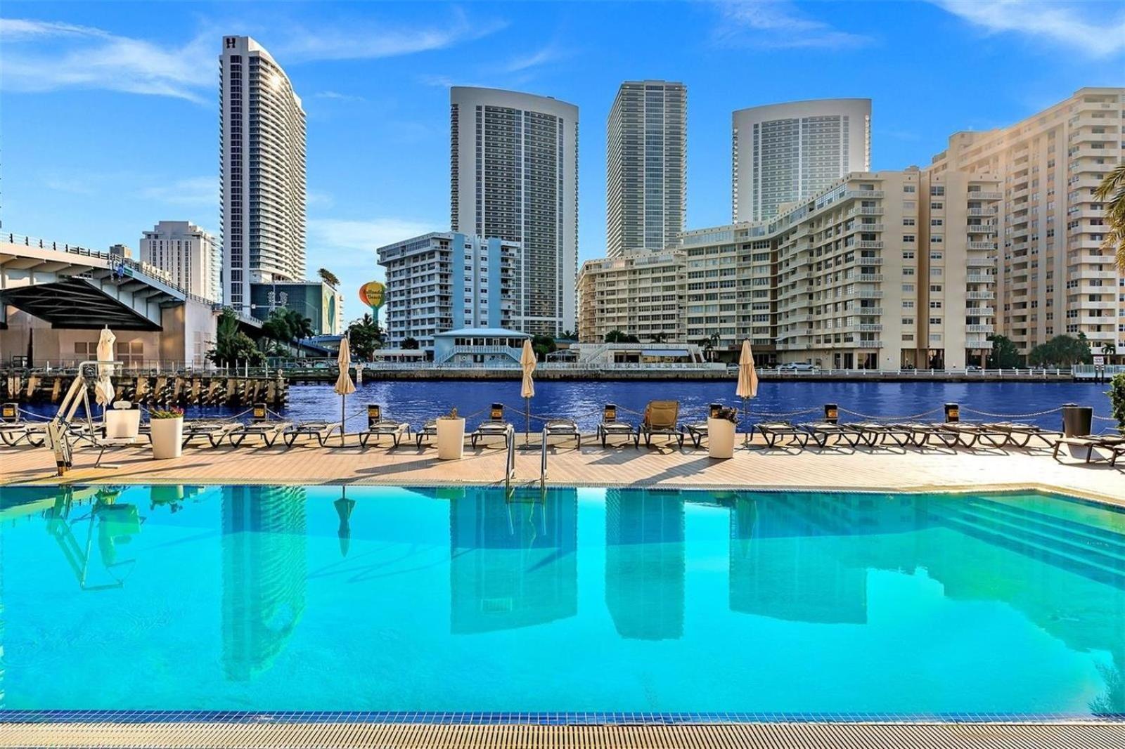 Mvr Apartments At Beachwalk Resort Plaja Hallandale Exterior foto