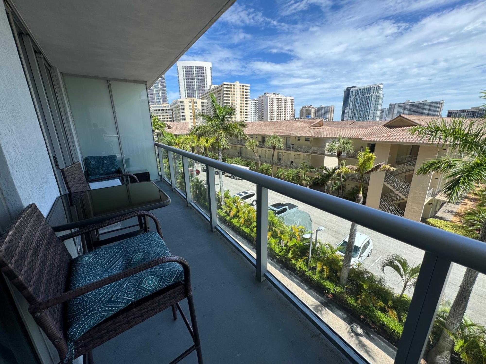 Mvr Apartments At Beachwalk Resort Plaja Hallandale Exterior foto