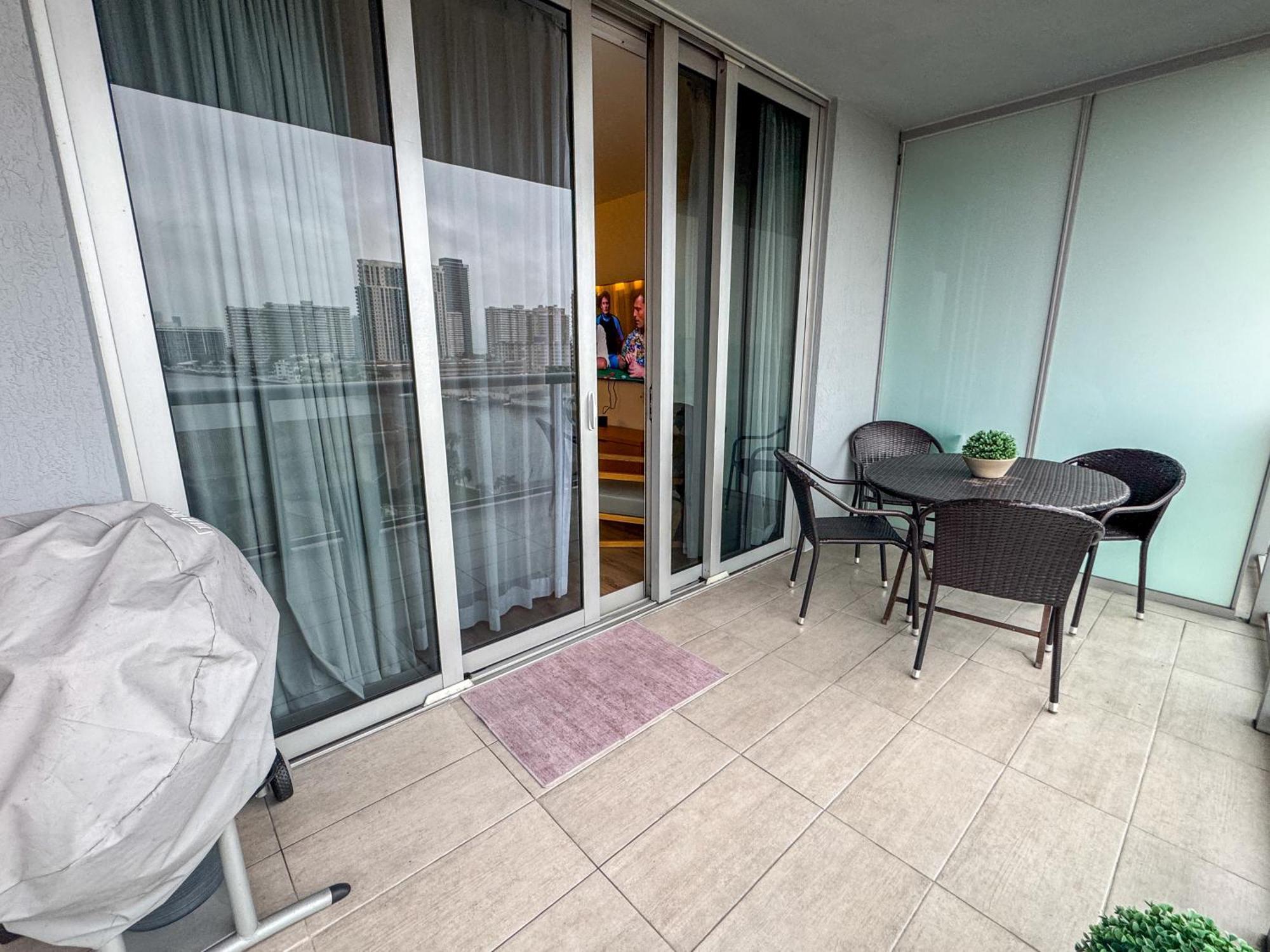 Mvr Apartments At Beachwalk Resort Plaja Hallandale Exterior foto